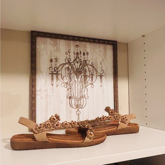 Elegant Floral Tan Sandals - Picture 3 of 5